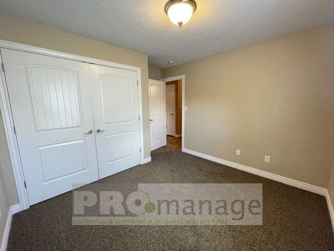 Building Photo - 4 Bed, 3 Bath Town Home w/ 2 Car Garage - Ammon