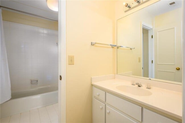 Building Photo - 1034 St James Crossing