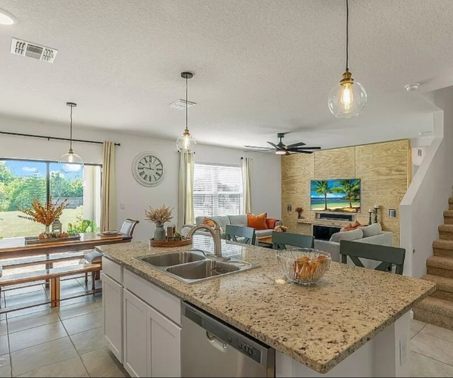 Building Photo - 7489 Tourmaline Dr