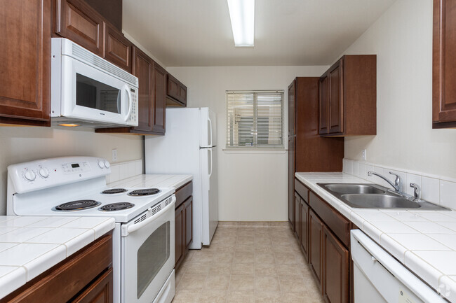 2BR, 1BA - 1,000SF - Kitchen - Spruce Pointe