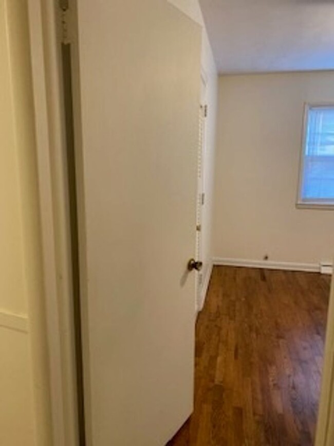 Building Photo - 3 Bed, 1 1/2 Bath, 1 Car Garage, Fenced Yard!