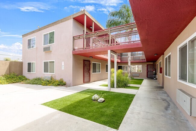 Building Photo - 1539 Pumalo St E