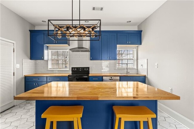 Building Photo - 66 Weyman Ave SW