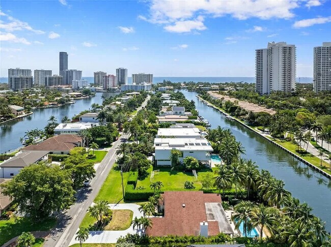 Building Photo - 413 Holiday Dr