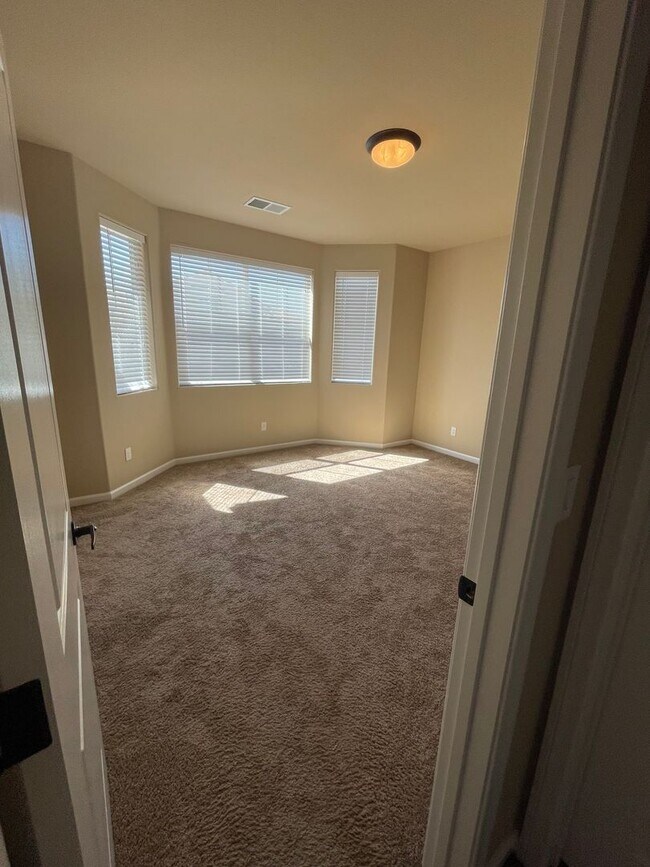 Building Photo - Kiley Ranch 3 bedroom 2 bath- Available NOW