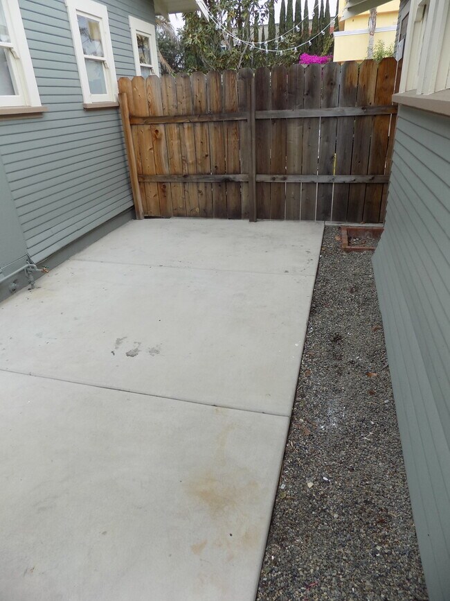 Building Photo - R0463