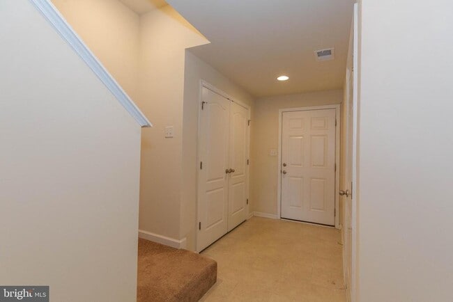 Building Photo - 440 Rumbling Rock Rd