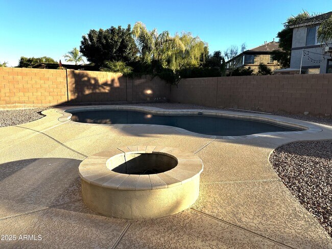 Building Photo - 11053 E Roselle Ave