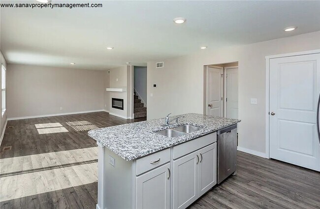 Building Photo - Spacious 4 Bedroom Home in Ankeny with 3-car garage & private backyard!!