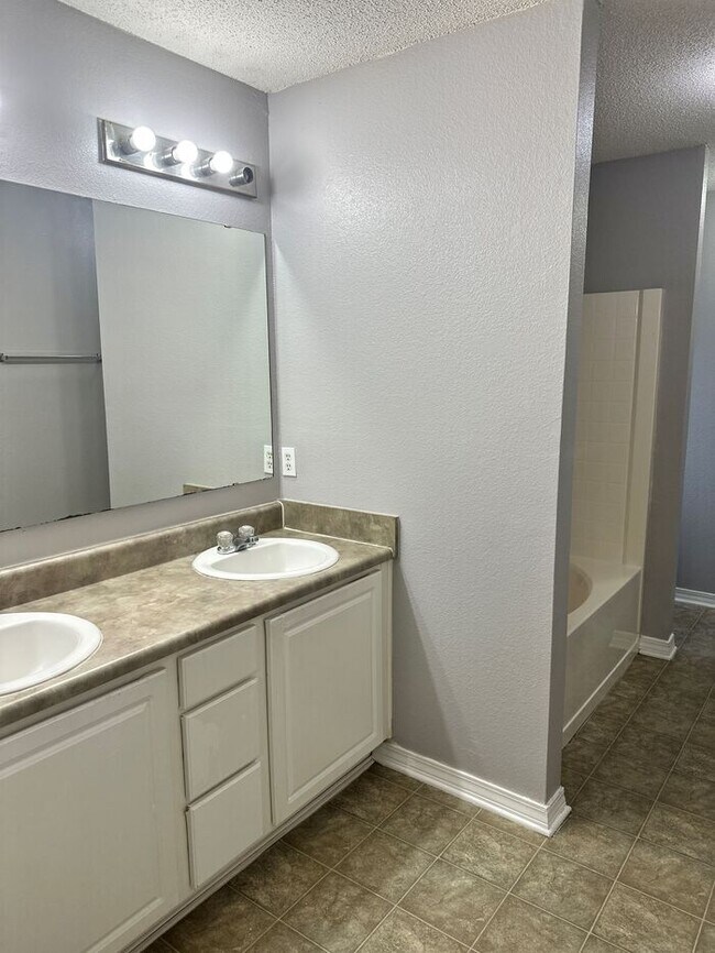 Building Photo - 3/2 Cottage in Maple Oaks Subdivision with garage