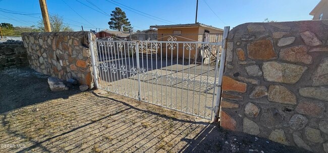 Building Photo - 8828 Kenneth St