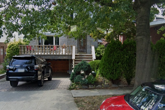 Building Photo - 6466 Ellwell Cres
