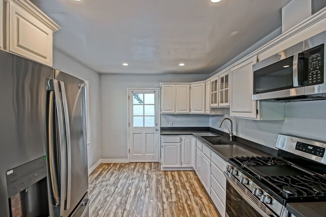 Building Photo - CHARMING & AIRY HOME W/ SPACIOUS FENCED YARD & LARGE 2-CAR GARAGE CLOSE TO SCHOOLS, SHOPPING & MI...