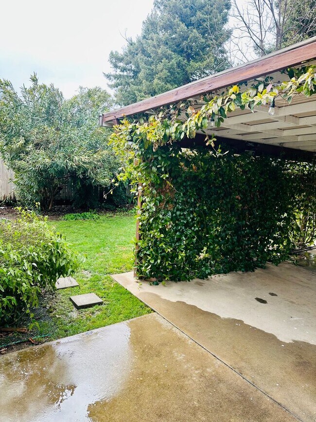 Building Photo - Beautifully maintained home located in a desirable Anderson neighborhood