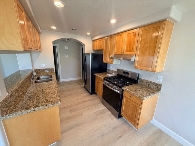Building Photo - 7605 Rolling View Dr