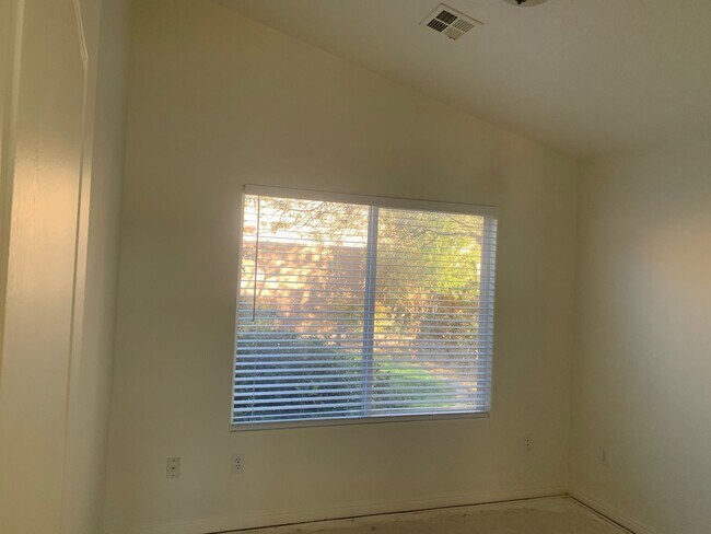 Building Photo - 3 Bedroom 2 bath home located near Red Cli...