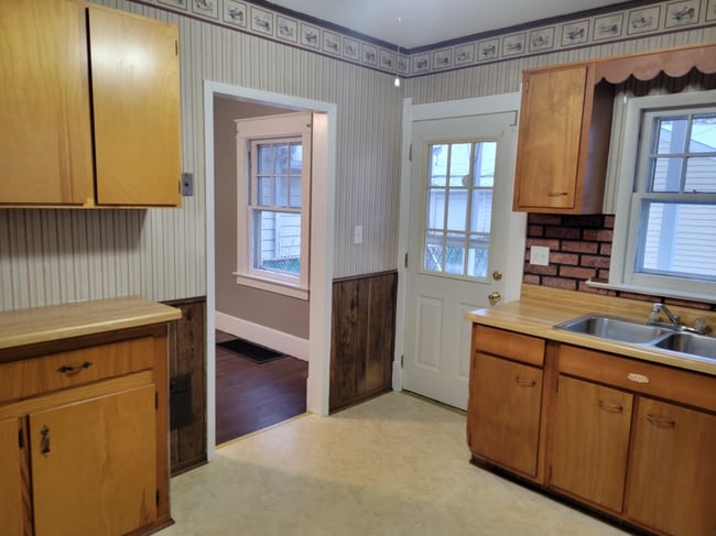 Building Photo - 621 Dearborn Ave