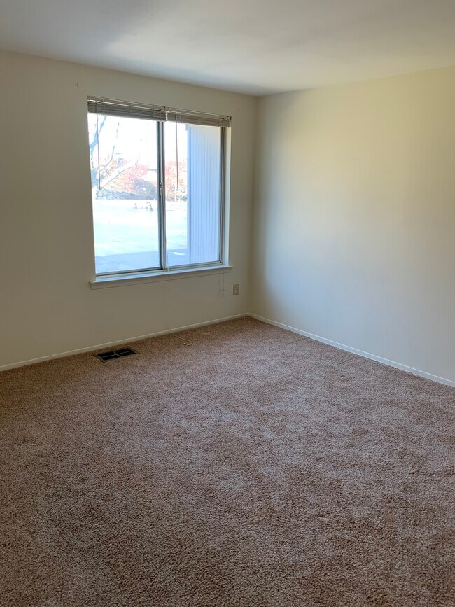 Master bedroom - 20 Birchwood Dr