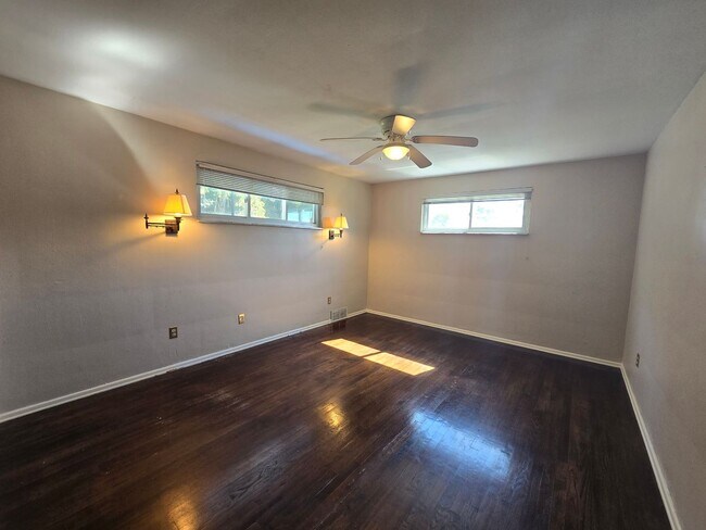 Building Photo - Beautiful 3 Bedroom Home - Garden City