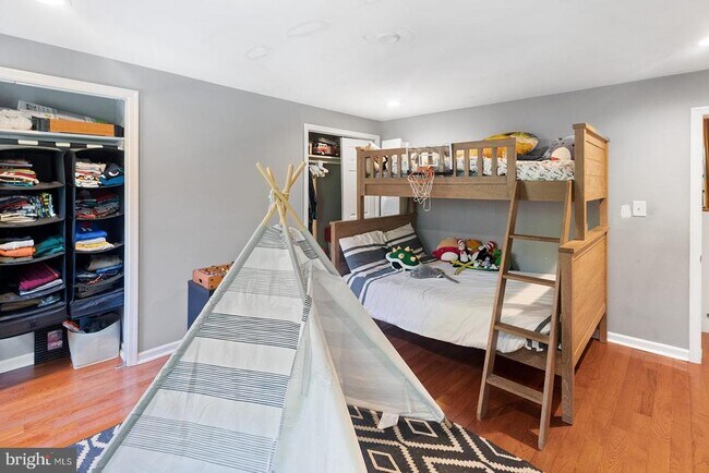 Building Photo - 213 Montrose St