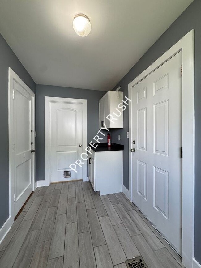 Building Photo - 743 Lanoir St