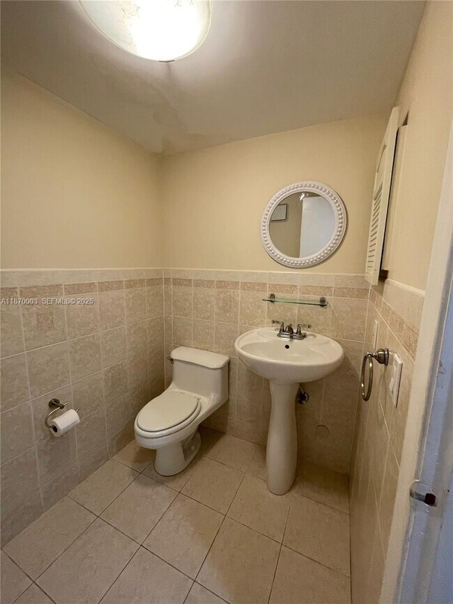 Building Photo - 1301 SW 124th Ct