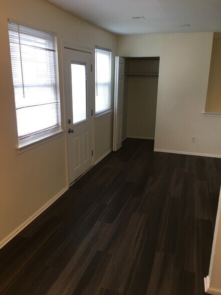 Building Photo - 13 Reliance Ct