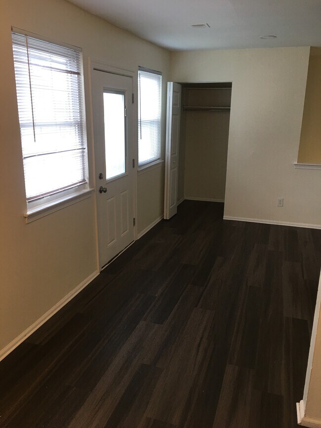 Building Photo - 13 Reliance Ct