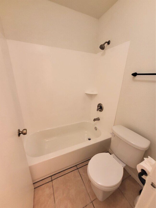 Building Photo - GATED COMMUNITY IN TEMPE!