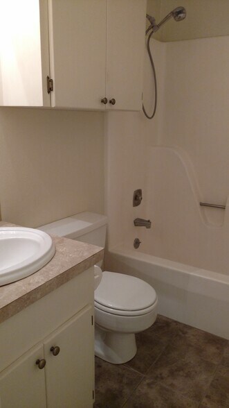 Building Photo - 105 Debra Ln