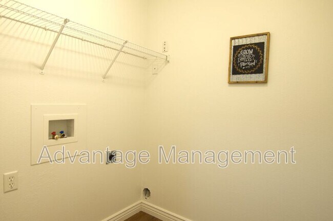 Building Photo - 4044 S Lake Vista Dr