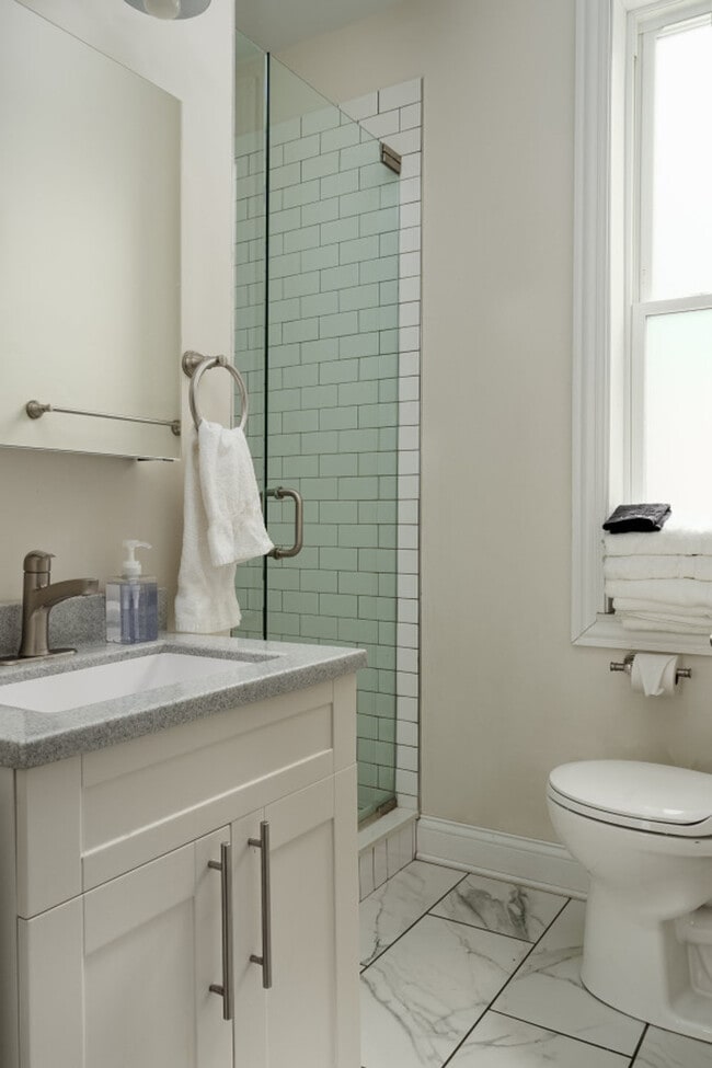 Building Photo - 846 N Hermitage Ave