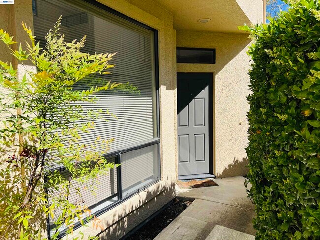 Building Photo - 3089 Lakemont Dr