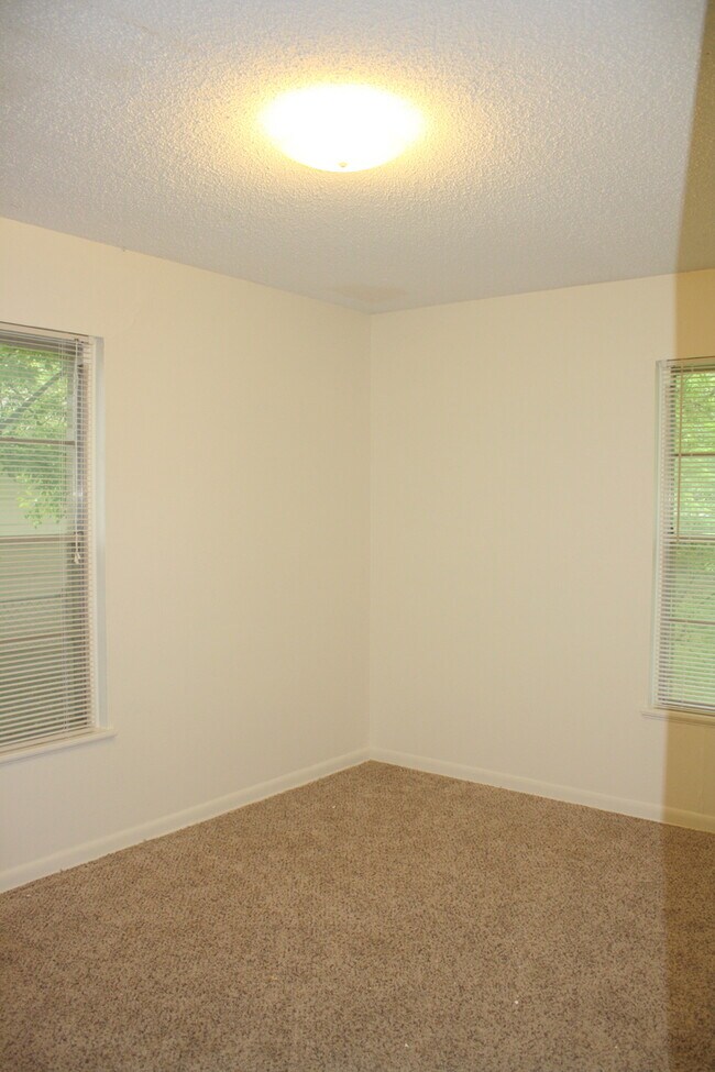 Building Photo - 3/1 in Central Austin Highland Neighborhood. Fenced Backyard. W/D Connections