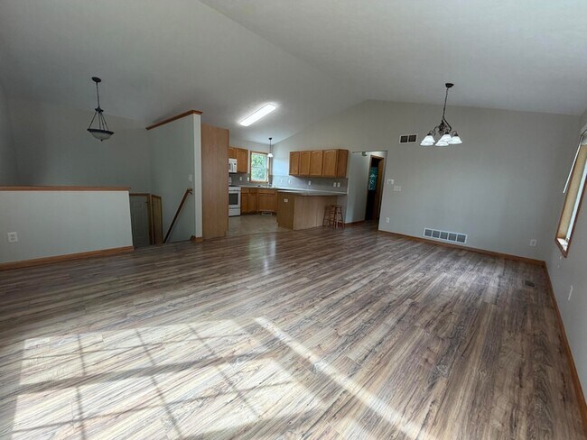 Building Photo - 122 Summit Dr