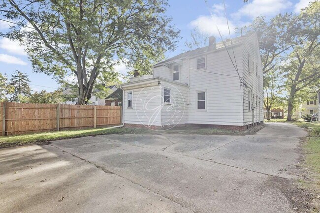 Building Photo - Rare 3-bedroom main-level duplex now available! .