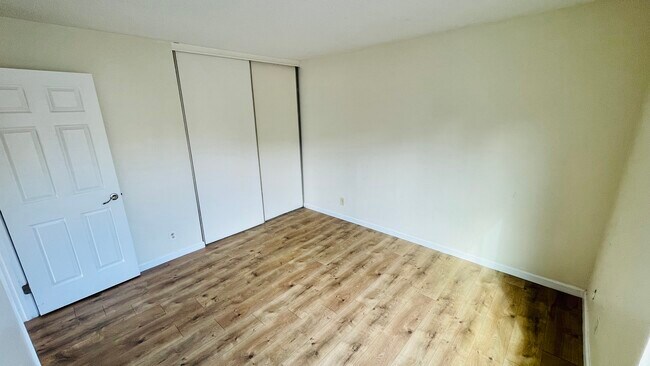 Building Photo - 960 Shorepoint Ct