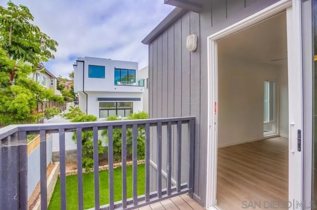 Building Photo - Townhome in the heart of La Jolla’s coveted Beach Barber Tract