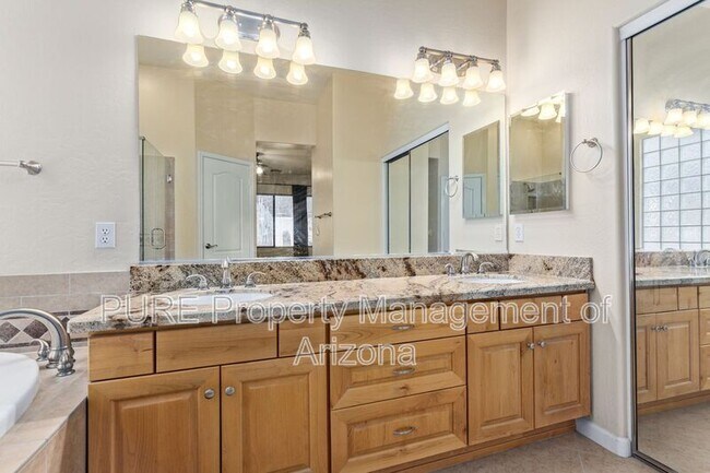 Building Photo - 737 S Sycamore Pl