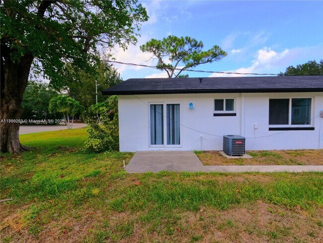 Building Photo - 4912 Serafica Dr