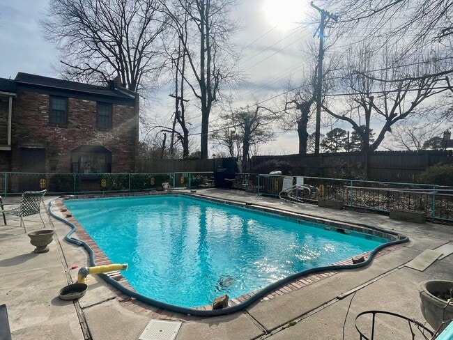 Building Photo - Townhome with Pool!