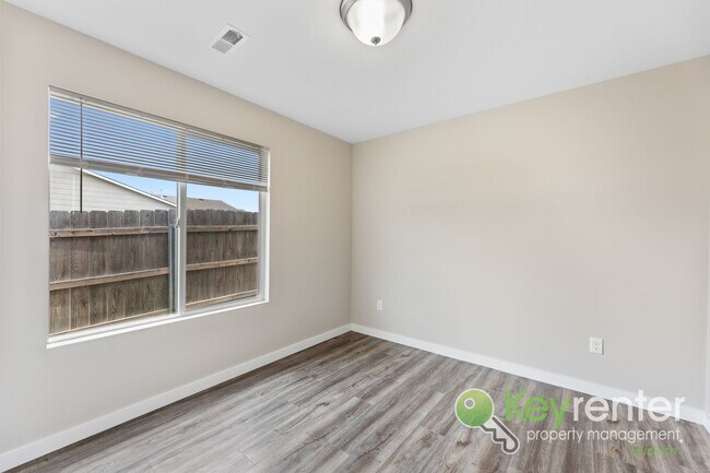 Building Photo - E 69th Ct N Duplex