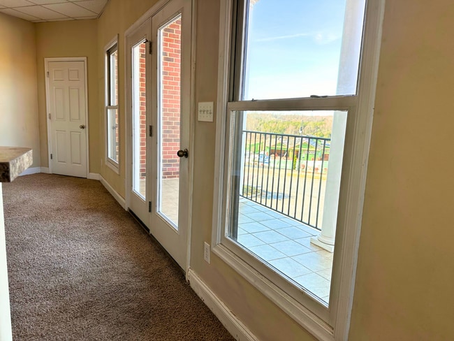 Building Photo - Upper Level Apartment in Wyndhurst with Gr...