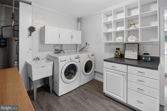 Building Photo - 3305 W Coquelin Terrace