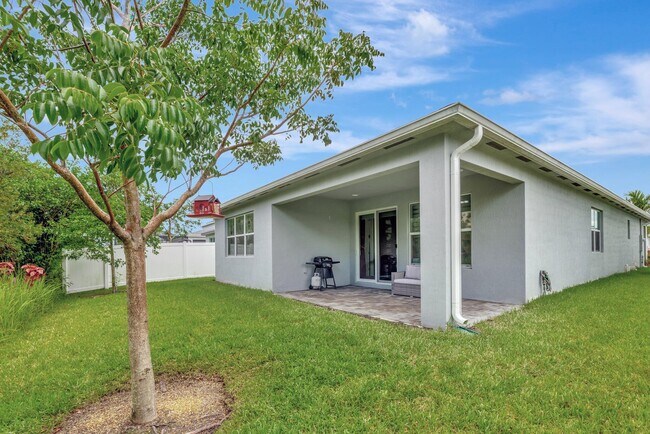 Building Photo - 11389 SW Lyra Dr.