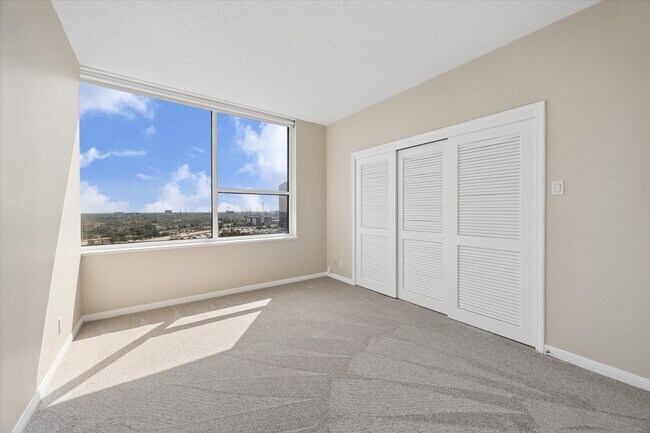 Building Photo - 15 Greenway Plz