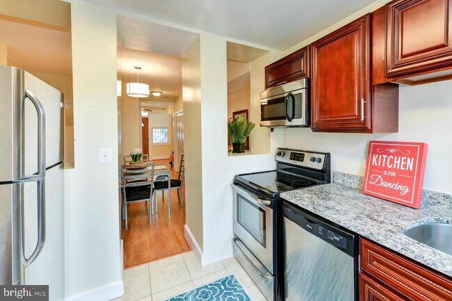 Building Photo - 1648 L St NE