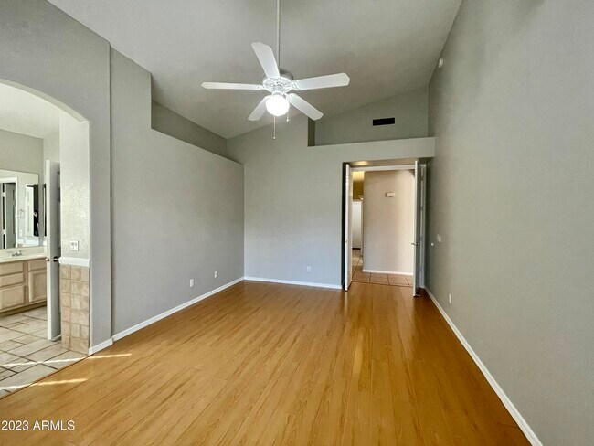 Building Photo - 4939 W Erie St