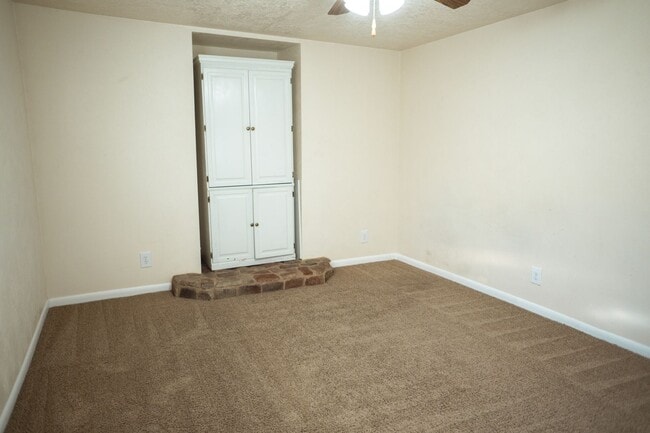 Building Photo - Gorgeous Family Home on Cul-de-Sac