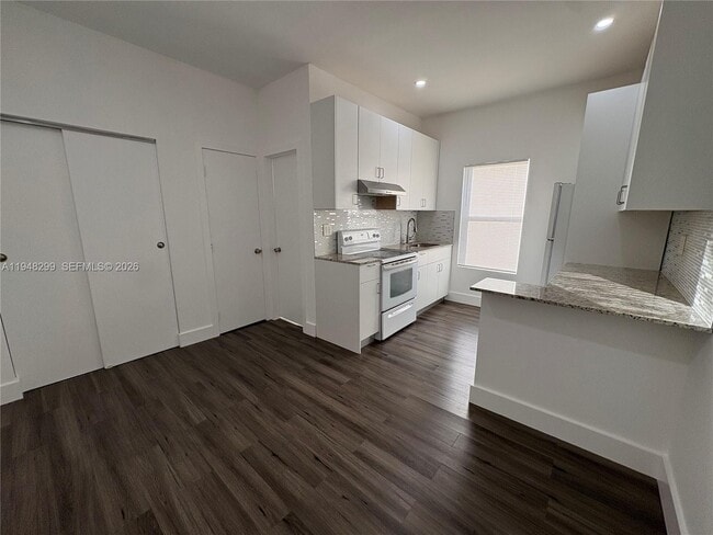 Building Photo - 3237 SW 4th St